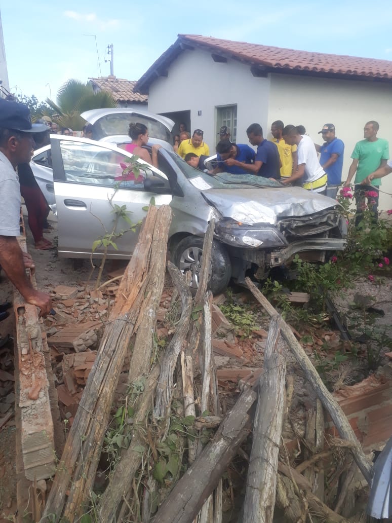 Conquista Vídeo mostra motorista sendo socorrido após ficar preso às