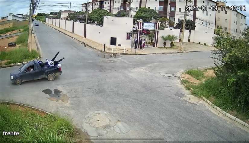 Vídeo Motociclista é arremessado após colidir em alta velocidade