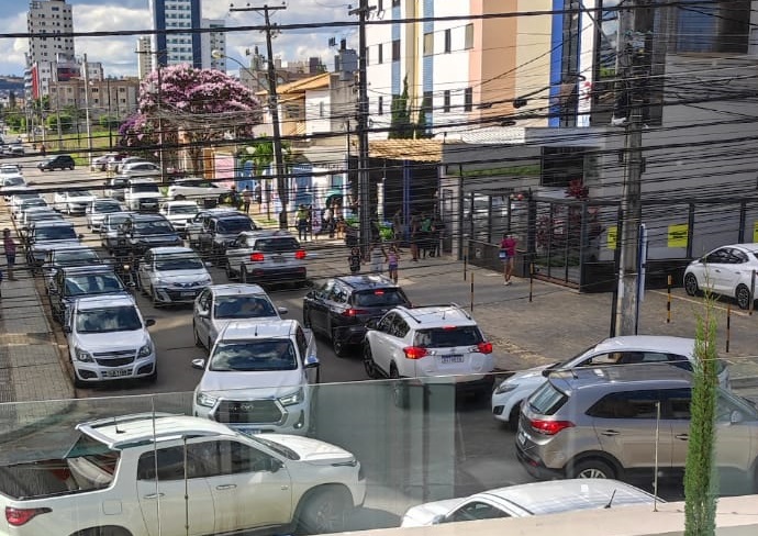 Conquista Carros Estacionados Dos Dois Lados Caos Toma Conta Do