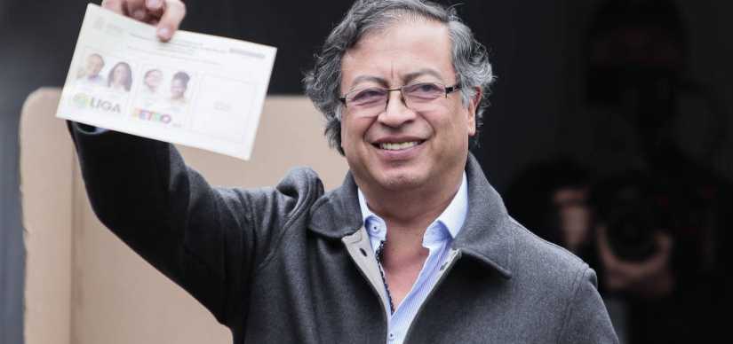 Dos Votos Gustavo Petro Se Torna Primeiro Presidente De