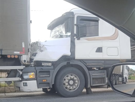 Urgente Carreta bate no fundo de outra no Anel Viário nas imediações