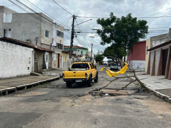 Moradores Sinalizam Cratera Galhos De Rvores E Sacola Pl Stica No