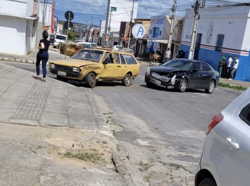 Urgente Carros colidem no Bairro Ibirapuera Blog do Sena Vitória