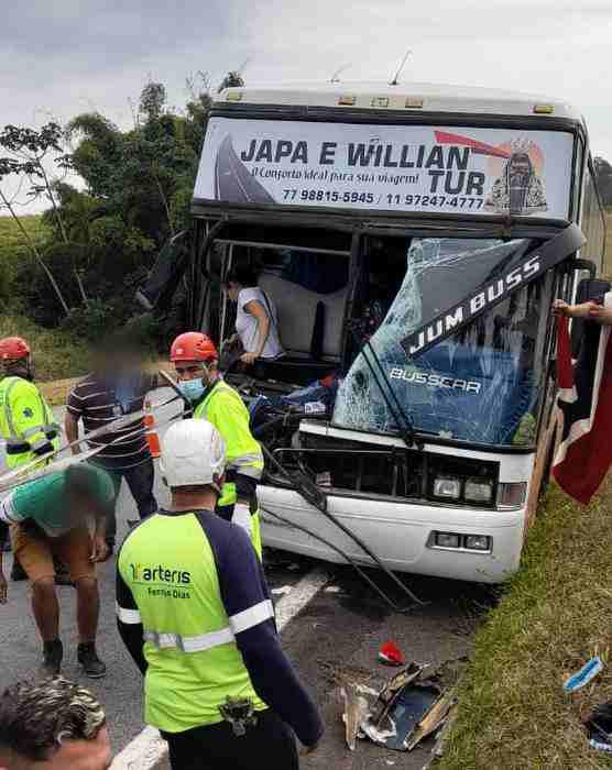 Ônibus que ia de Tremedal a São Paulo sofre acidente em Minas Gerais