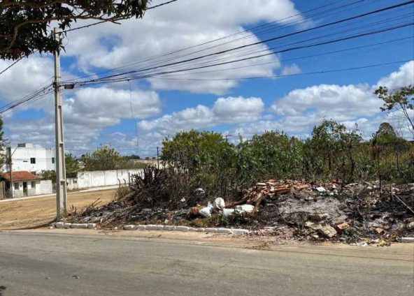 Conquista Terreno Da Prefeitura Acumula Lixo E Entulho E Moradores