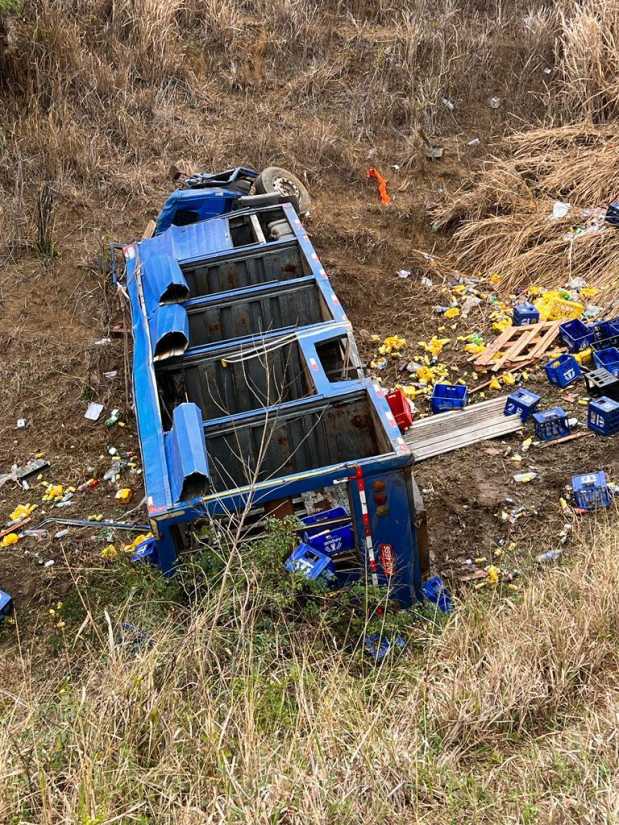 Urgente Caminhão carregado de bebidas despenca de ribanceira na Serra