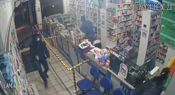 Vídeo mostra momento em que cigano é morto dentro de farmácia em Vitoria da Conquista