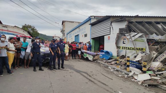 Motorista alcoolizado invade loja, mata 2 e urina em público após acidente  - Blog do Sena - Vitória da Conquista- Bahia