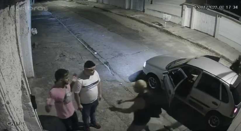Vídeo: Bandidos cometem uma série de assaltos e tocam terror no bairro ...