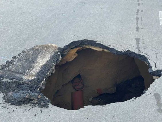 APÓS DIVULGAÇÃO NO OTABULEIRO, CRATERA DA AVENIDA UBAITABA ESTÁ SENDO  RECAPEADA - O Tabuleiro