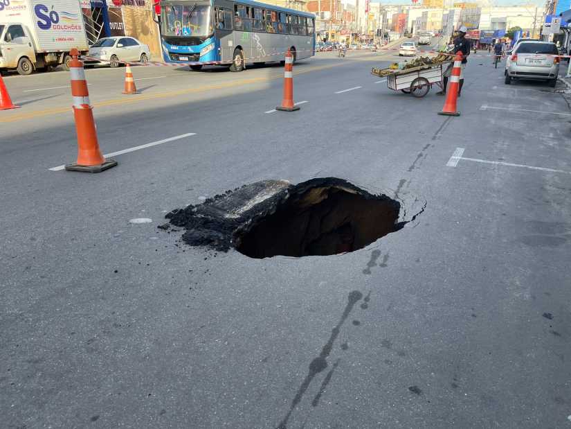 APÓS DIVULGAÇÃO NO OTABULEIRO, CRATERA DA AVENIDA UBAITABA ESTÁ SENDO  RECAPEADA - O Tabuleiro