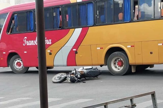 Em despedida de vítima de acidente com ônibus, mãe veste camisa de futebol  que era do filho de 15 anos, Rio de Janeiro